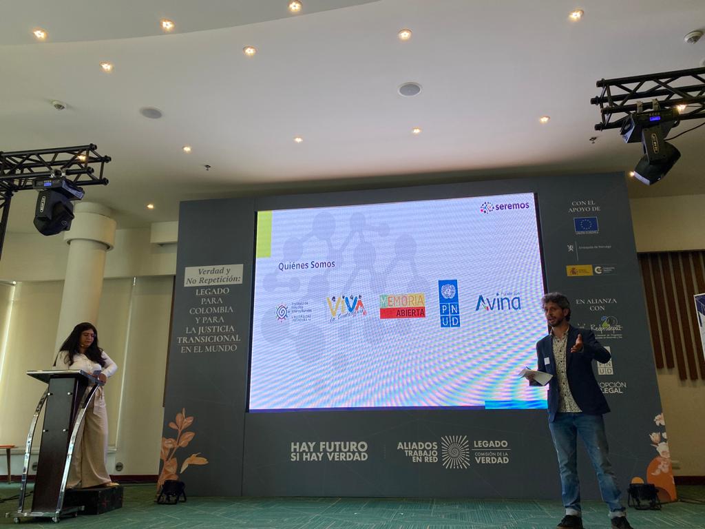 La iniciativa le apuesta a la consolidación de una plataforma social interesada en el ejercicio de la construcción de la verdad y la no repetición. Para ello, se articularán acciones sociales para la implementación de las recomendaciones de la Comisión de la Verdad por medio de redes y organizaciones de base en el territorio. También se promoverá la apropiación y difusión de las herramientas y metodologías que son parte del legado de la Comisión de la Verdad.