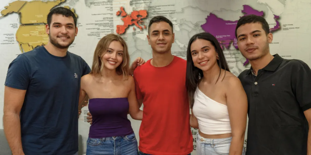 Estudiantes de negocios internacionales en el campus de la Javeriana Cali Estudiantes de negocios internacionales en el campus de la Javeriana Cali
