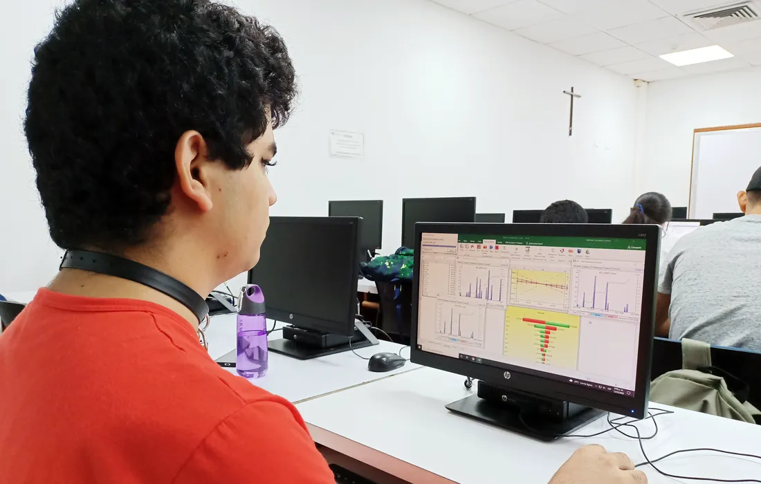 Estudiante de Ingeniería Industrial de la Javeriana Cali usando el software Risk Simulator Estudiante de Ingeniería Industrial de la Javeriana Cali usando el software Risk Simulator
