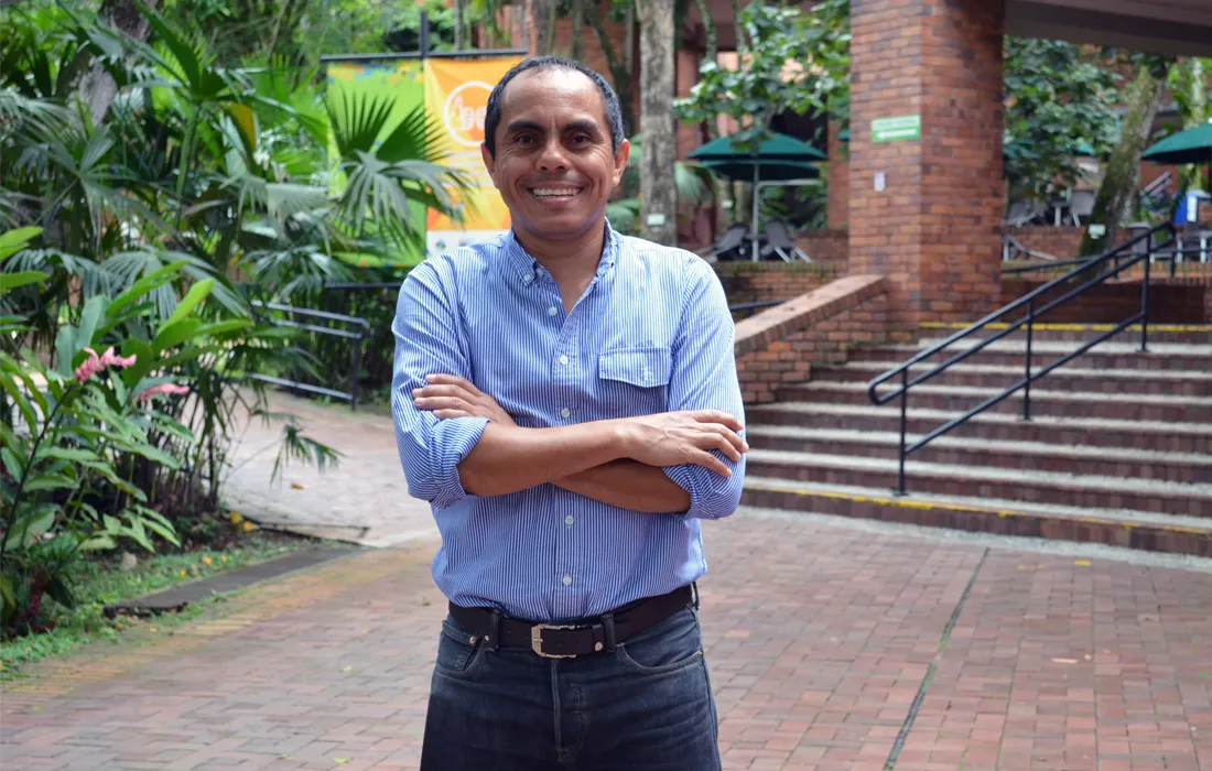 Andrés Calderón, egresado de la Maestría en Ingeniería de Software realizó una investigación sobre interfaces adaptativas para sistemas interactivos orientados a personas con limitaciones visuales o auditivas. Andrés Calderón, egresado de la Maestría en Ingeniería de Software realizó una investigación sobre interfaces adaptativas para sistemas interactivos orientados a personas con limitaciones visuales o auditivas.