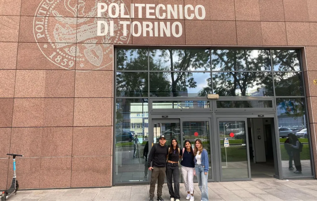 Cuatro estudiantes de Ingeniería Industrial de la Facultad de Ingeniería y Ciencias de la Universidad Javeriana Cali viajaron a Italia en septiembre para llevar a cabo su doble titulación en la Maestría en Engineering and Management en el prestigioso Politécnico di Torino. Esta iniciativa no solo representa un avance significativo en sus trayectorias académicas, sino que también abre puertas a un mundo de oportunidades laborales a nivel internacional. Cuatro estudiantes de Ingeniería Industrial de la Facultad de Ingeniería y Ciencias de la Universidad Javeriana Cali viajaron a Italia en septiembre para llevar a cabo su doble titulación en la Maestría en Engineering and Management en el prestigioso Politécnico di Torino. Esta iniciativa no solo representa un avance significativo en sus trayectorias académicas, sino que también abre puertas a un mundo de oportunidades laborales a nivel internacional.