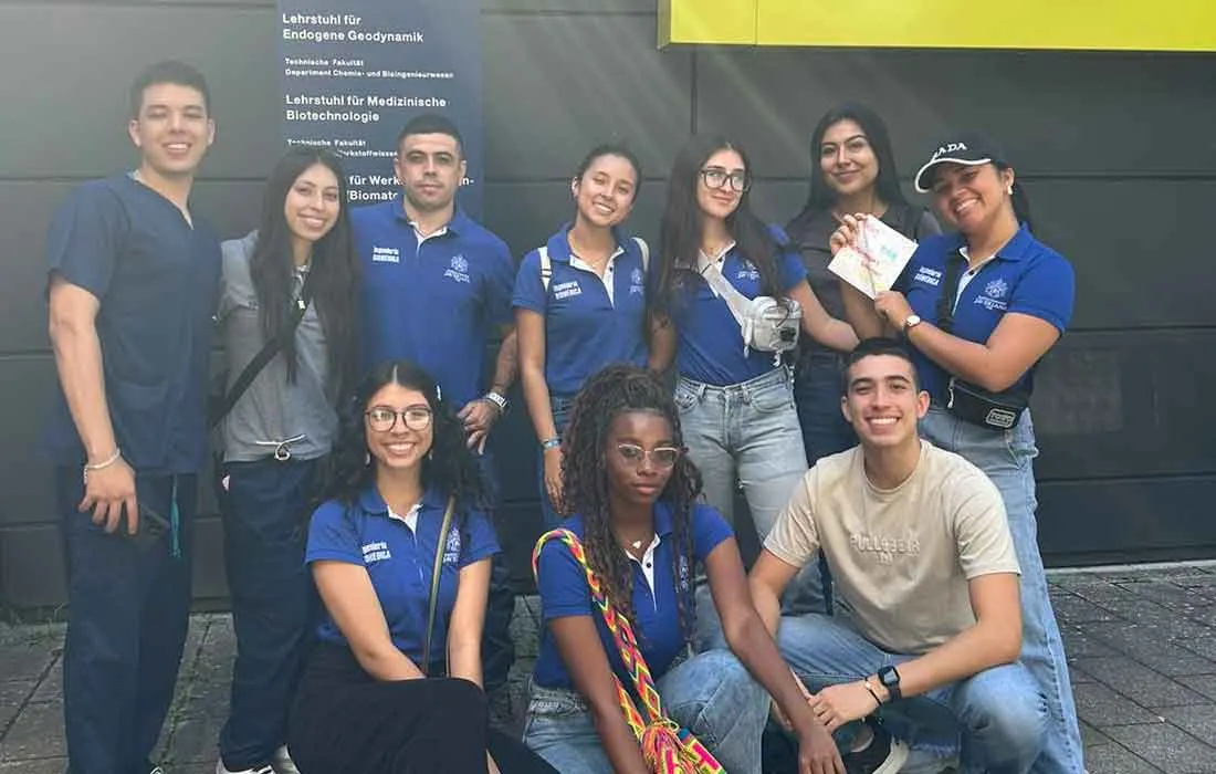 Nueve estudiantes de la carrera de Ingeniería Biomédica de la Universidad Javeriana Cali, acompañados por el director del programa, el profesor Hernán Darío Vargas Cardona, viajaron recientemente a la Friedrich-Alexander-Universität (FAU) en Erlangen, Alemania. Los estudiantes que participaron en esta visita fueron: Camilo Salazar Barney, Karolina María Otero Argel, Laura Isabel Ceballos Rivera, Lady Stefanía Bravo Guzmán, Michelle Stefany Ríos Ortiz, María José Garcés Galarza, Anny Victoria Bejarano Osorio