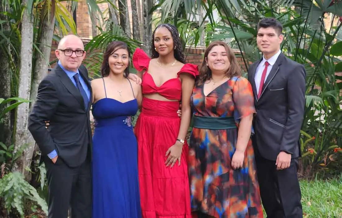 El pasado 16 de septiembre se llevó a cabo la graduación de la primera cohorte de la carrera de Gastronomía y Artes Culinarias en la Universidad Javeriana Cali. Sebero Ugarte, director del programa y colaborador desde 2018, compartió sus sentimientos encontrados sobre este logro. “Siento un alivio profundo, porque ha sido un gran reto establecer una carrera profesional en gastronomía en Cali, especialmente considerando que comenzamos en medio de la pandemia. Pero ha sido una apuesta institucional”. El pasado 16 de septiembre se llevó a cabo la graduación de la primera cohorte de la carrera de Gastronomía y Artes Culinarias en la Universidad Javeriana Cali. Sebero Ugarte, director del programa y colaborador desde 2018, compartió sus sentimientos encontrados sobre este logro. “Siento un alivio profundo, porque ha sido un gran reto establecer una carrera profesional en gastronomía en Cali, especialmente considerando que comenzamos en medio de la pandemia. Pero ha sido una apuesta institucional”.