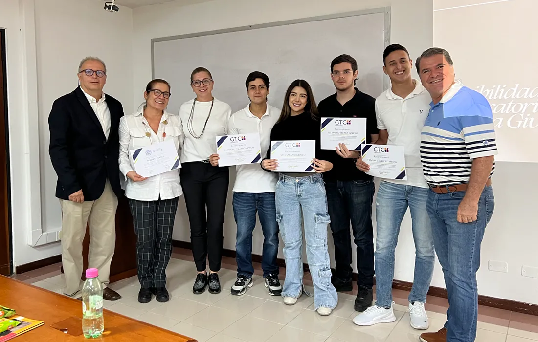 Estudiantes de Mercadeo presentaron propuestas innovadoras a 6 empresarios de la ciudad Estudiantes de Mercadeo presentaron propuestas innovadoras a 6 empresarios de la ciudad