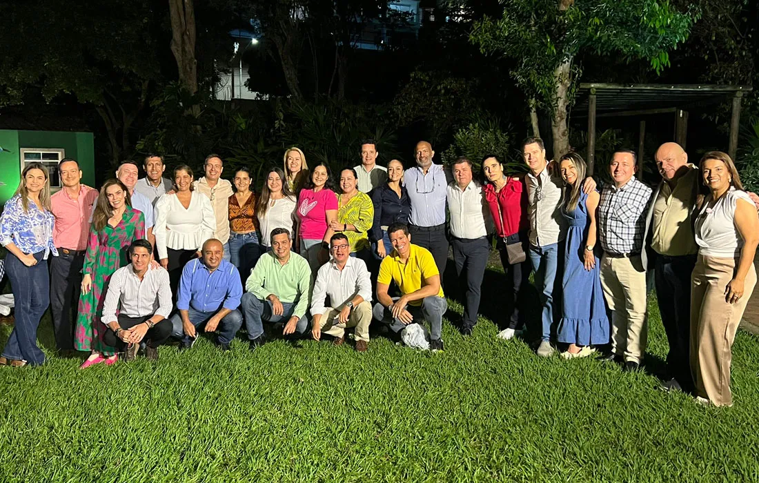 Cerca de 90 egresados del programa de Administración de Empresas de la Pontifica Universidad Javeriana de Cali se reunieron en un auditorio del Zoológico de Cali para reencontrarse y recibir distinciones por su labor y trayectoria profesional en tres ámbitos, privado, público y emprendimiento.