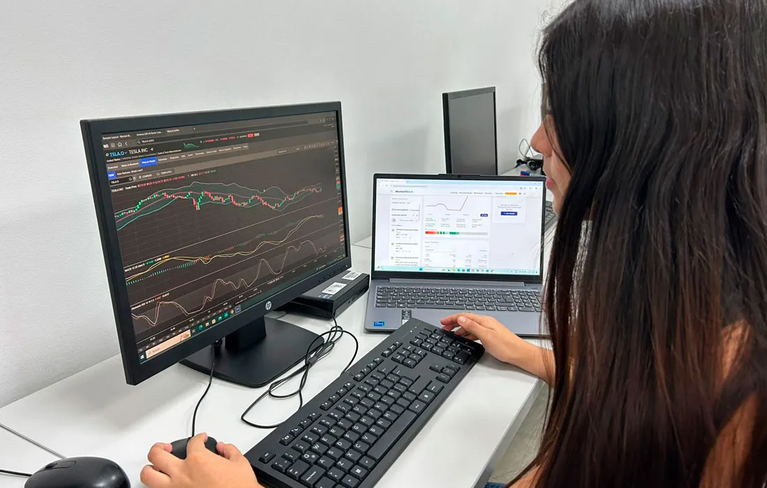 Estudiantes de la Javeriana Cali y la Universidad de Lima compiten en la Simulación Bolsa de Valores Internacional 2024-2 Estudiantes de la Javeriana Cali y la Universidad de Lima compiten en la Simulación Bolsa de Valores Internacional 2024-2
