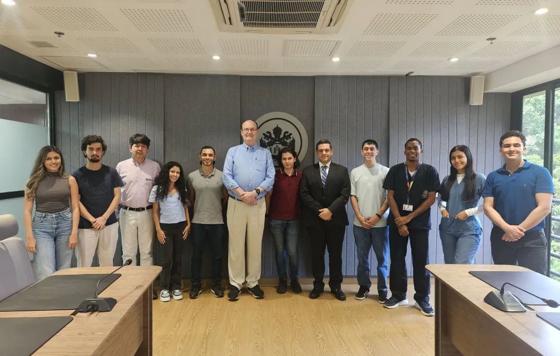 En la foto de izquierda a derecha: María Paula García Duque, estudiante delegada FIC; Camilo José Hurtado Simmonds, estudiante delegado FCEA; Luis Alfonso Castellanos Ramírez, SJ, vicerrector del Medio Universitario; Mirith Barrera Díaz, estudiante delegada FCH; Felipe Otalora Muñoz, estudiante delegado FCEA; Vicente Durán Casa, SJ, rector de la Seccional; Santiago Loaiza González, estudiante delegado FHCS; Pablo Rubén Vernaza, secretario general de la Seccional; Sebastián Longas Jaramillo, estudiante delegado FCH; José Luis Romero Carabali y María José Calero Tobar, estudiantes delegados FCS; y Joshua Emmanuel Méndez Ospina, estudiante delegado FIC. Conoce los estudiantes delegados al Consejo Directivo de la Seccional y al Consejo del Medio Universitario para el período 2024 - 2026