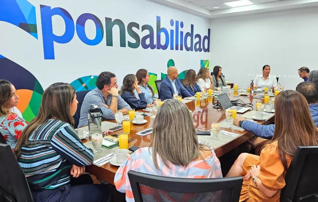 Javeriana Cali reúne empresarios para analizar las competencias que exige el mercado laboral en tiempos de IA a profesionales y magísteres