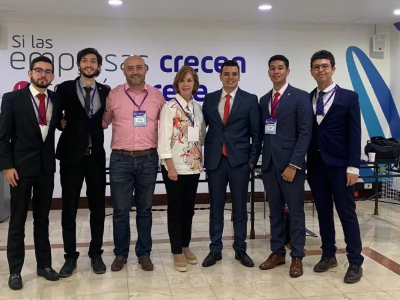 estudiantes de Derecho en competencia de arbitraje estudiantes de Derecho en competencia de arbitraje