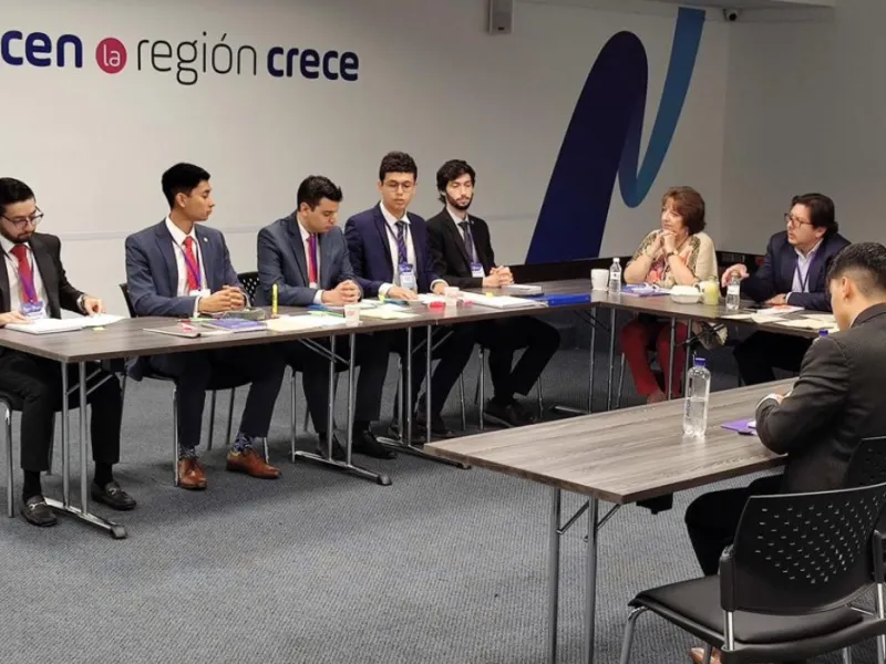 estudiantes de Derecho en competencia de arbitraje estudiantes de Derecho en competencia de arbitraje