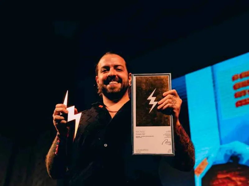 Simón Londoño Sierra, egresado de la carrera de Diseño de Comunicación Visual de Facultad de Creación y Hábitat de la Universidad Javeriana Cali, ha sido galardonado con el premio bronce en la categoría de Branding en los Latin American Design 2024, considerados los premios más prestigiosos a nivel regional en toda Latinoamérica. Simón Londoño Sierra, egresado de la carrera de Diseño de Comunicación Visual de Facultad de Creación y Hábitat de la Universidad Javeriana Cali, ha sido galardonado con el premio bronce en la categoría de Branding en los Latin American Design 2024, considerados los premios más prestigiosos a nivel regional en toda Latinoamérica.