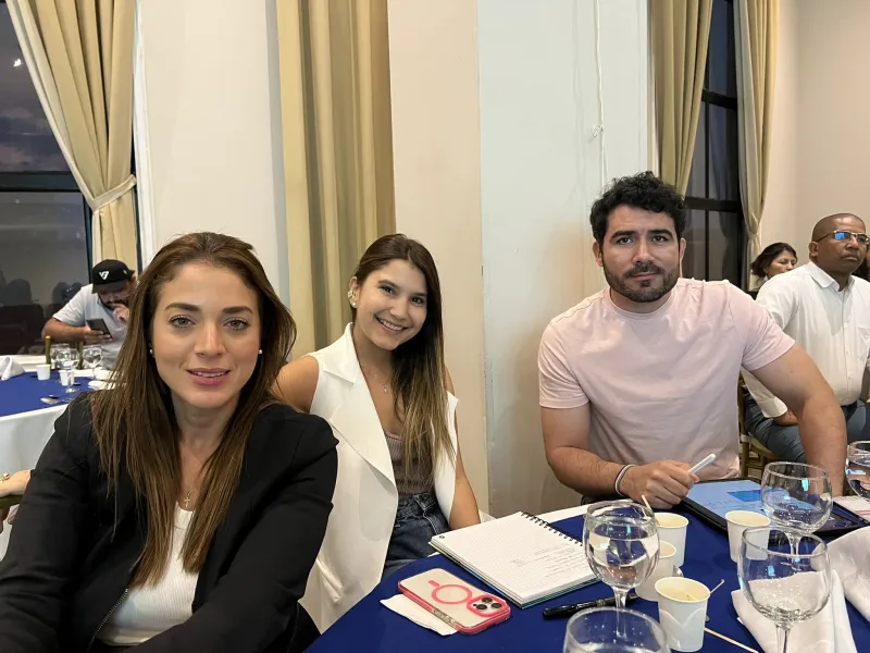 La Facultad de Ciencias Económicas y Administrativas - FCEA llevó a cabo, una jornada de encuentro para empresarios y egresados que contó con un seminario internacional que abordó el tema de la Inteligencia Artificial aplicada para las estrategias organizacionales