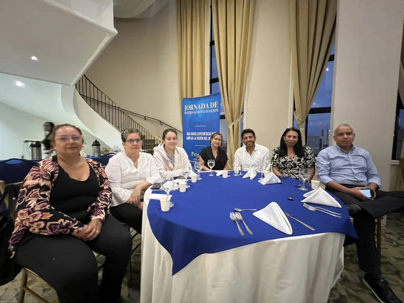 La Facultad de Ciencias Económicas y Administrativas - FCEA llevó a cabo, una jornada de encuentro para empresarios y egresados que contó con un seminario internacional que abordó el tema de la Inteligencia Artificial aplicada para las estrategias organizacionales