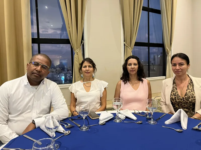 La Facultad de Ciencias Económicas y Administrativas - FCEA llevó a cabo, una jornada de encuentro para empresarios y egresados que contó con un seminario internacional que abordó el tema de la Inteligencia Artificial aplicada para las estrategias organizacionales