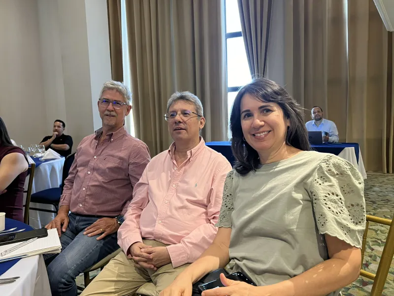 La Facultad de Ciencias Económicas y Administrativas - FCEA llevó a cabo, una jornada de encuentro para empresarios y egresados que contó con un seminario internacional que abordó el tema de la Inteligencia Artificial aplicada para las estrategias organizacionales
