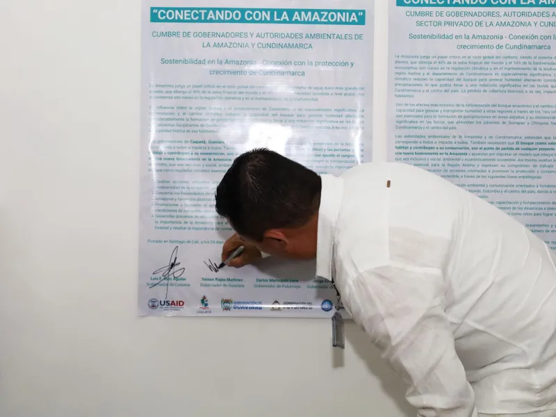 En el marco de la decimosexta Cumbre de las Partes – COP 16, el campus de la Universidad Javeriana fue el escenario de la cumbre de gobernadores, autoridades ambientales y el sector privado de la Amazonía y Cundinamarca en la que se firmaron dos memorandos de entendimiento que buscan establecer un mecanismo para que la madera que se comercializa en el centro del país pueda tener una cadena de valor que garantice la legalidad del producto y se pueda tener la trazabilidad necesaria para garantizarlo. En el marco de la decimosexta Cumbre de las Partes – COP 16, el campus de la Universidad Javeriana fue el escenario de la cumbre de gobernadores, autoridades ambientales y el sector privado de la Amazonía y Cundinamarca en la que se firmaron dos memorandos de entendimiento que buscan establecer un mecanismo para que la madera que se comercializa en el centro del país pueda tener una cadena de valor que garantice la legalidad del producto y se pueda tener la trazabilidad necesaria para garantizarlo.