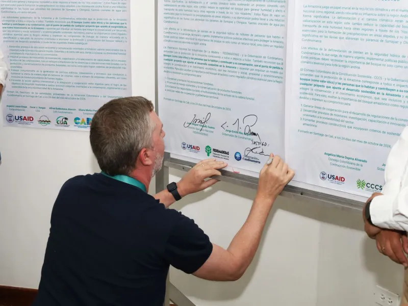 En el marco de la decimosexta Cumbre de las Partes – COP 16, el campus de la Universidad Javeriana fue el escenario de la cumbre de gobernadores, autoridades ambientales y el sector privado de la Amazonía y Cundinamarca en la que se firmaron dos memorandos de entendimiento que buscan establecer un mecanismo para que la madera que se comercializa en el centro del país pueda tener una cadena de valor que garantice la legalidad del producto y se pueda tener la trazabilidad necesaria para garantizarlo. En el marco de la decimosexta Cumbre de las Partes – COP 16, el campus de la Universidad Javeriana fue el escenario de la cumbre de gobernadores, autoridades ambientales y el sector privado de la Amazonía y Cundinamarca en la que se firmaron dos memorandos de entendimiento que buscan establecer un mecanismo para que la madera que se comercializa en el centro del país pueda tener una cadena de valor que garantice la legalidad del producto y se pueda tener la trazabilidad necesaria para garantizarlo.