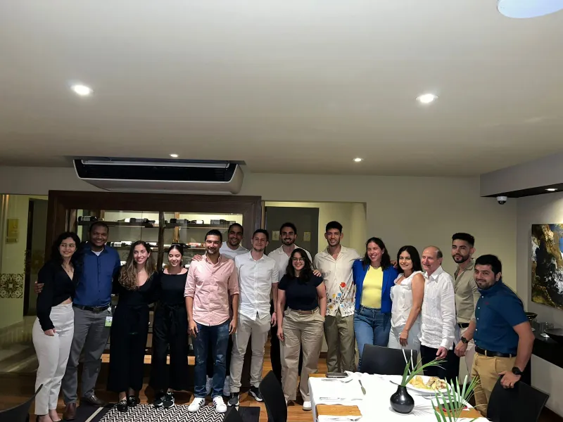 Con una emotiva bienvenida a cargo de Jaime Ahcar Olmos, director del programa, inició el reencuentro de los egresados del programa de Economía, el pasado 13 de noviembre en el Hotel Movich. “Estamos aquí varias generaciones de egresados economistas, que no solo es nuestra profesión, sino que es nuestra vida, la que nos ha enseñado, de lo que vivimos, lo que trabajamos siempre con la intención de mejorar nuestro país” dijo Jaime.