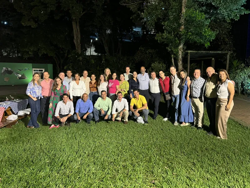 Cerca de 90 egresados del programa de Administración de Empresas de la Pontifica Universidad Javeriana de Cali se reunieron en un auditorio del Zoológico de Cali para reencontrarse y recibir distinciones por su labor y trayectoria profesional en tres ámbitos, privado, público y emprendimiento.