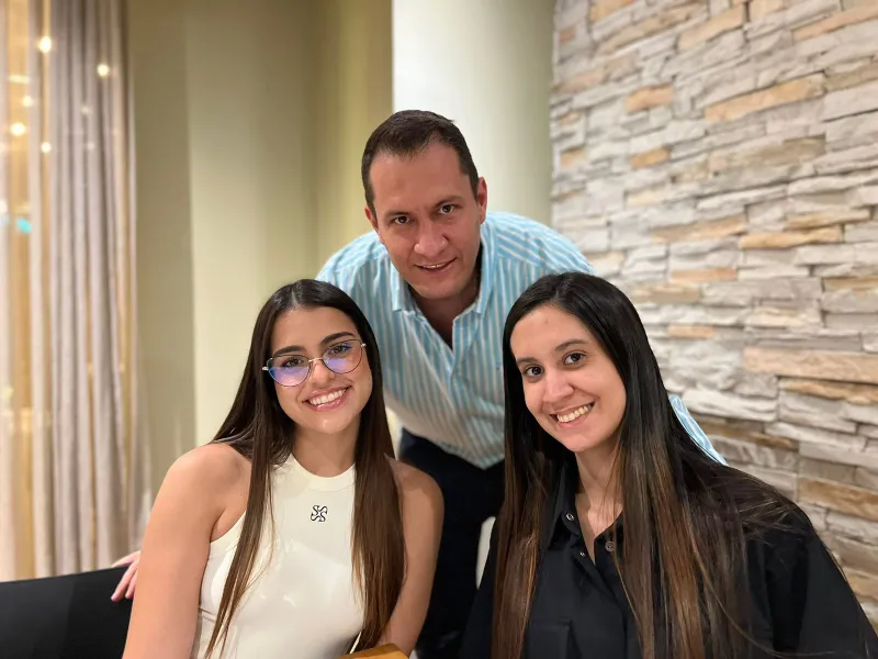 Con una emotiva bienvenida a cargo de Jaime Ahcar Olmos, director del programa, inició el reencuentro de los egresados del programa de Economía, el pasado 13 de noviembre en el Hotel Movich. “Estamos aquí varias generaciones de egresados economistas, que no solo es nuestra profesión, sino que es nuestra vida, la que nos ha enseñado, de lo que vivimos, lo que trabajamos siempre con la intención de mejorar nuestro país” dijo Jaime.