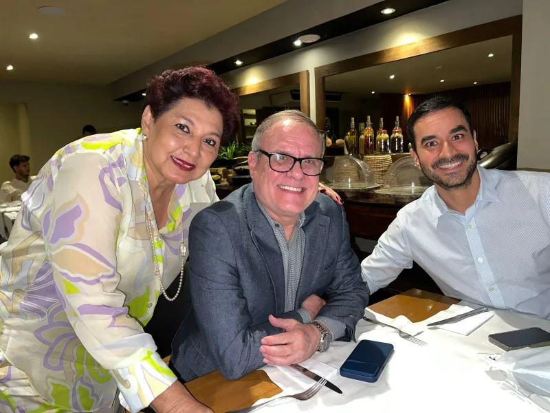 Con una emotiva bienvenida a cargo de Jaime Ahcar Olmos, director del programa, inició el reencuentro de los egresados del programa de Economía, el pasado 13 de noviembre en el Hotel Movich. “Estamos aquí varias generaciones de egresados economistas, que no solo es nuestra profesión, sino que es nuestra vida, la que nos ha enseñado, de lo que vivimos, lo que trabajamos siempre con la intención de mejorar nuestro país” dijo Jaime.