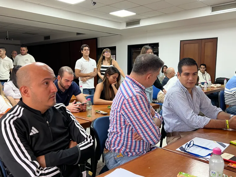 Estudiantes de Mercadeo presentaron propuestas innovadoras a empresarios de la ciudad Estudiantes de Mercadeo presentaron propuestas innovadoras a empresarios de la ciudad