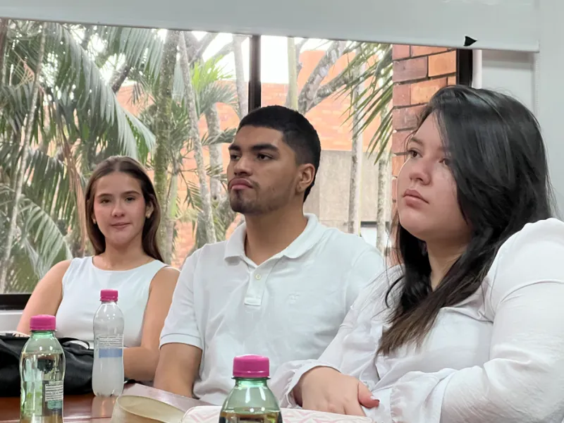 Estudiantes de Mercadeo presentaron propuestas innovadoras a empresarios de la ciudad Estudiantes de Mercadeo presentaron propuestas innovadoras a empresarios de la ciudad