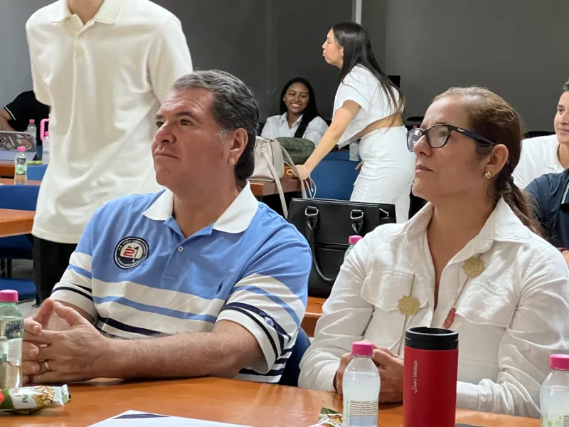 Estudiantes de Mercadeo presentaron propuestas innovadoras a empresarios de la ciudad Estudiantes de Mercadeo presentaron propuestas innovadoras a empresarios de la ciudad