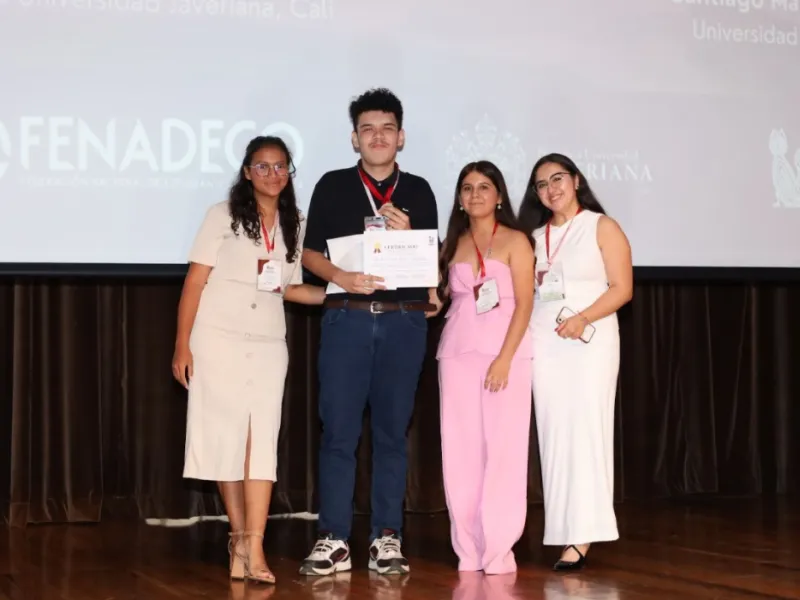 Juan Vicente Olave, Estudiante de Economía, recibiendo premio Juan Vicente Olave, Estudiante de Economía, recibiendo premio