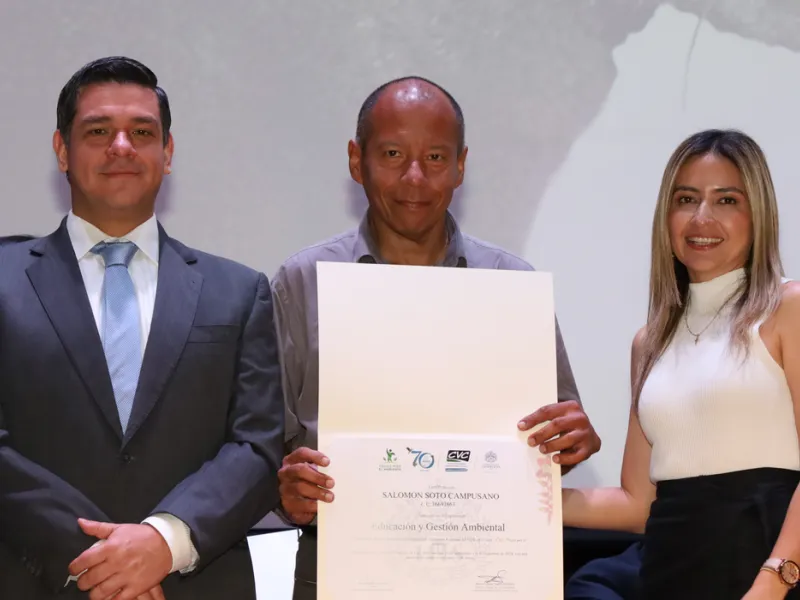 La Javeriana Cali clausura la tercera versión del Diplomado Tesos por el Ambiente con un emotivo reconocimiento a la CVC La Javeriana Cali clausura la tercera versión del Diplomado Tesos por el Ambiente con un emotivo reconocimiento a la CVC