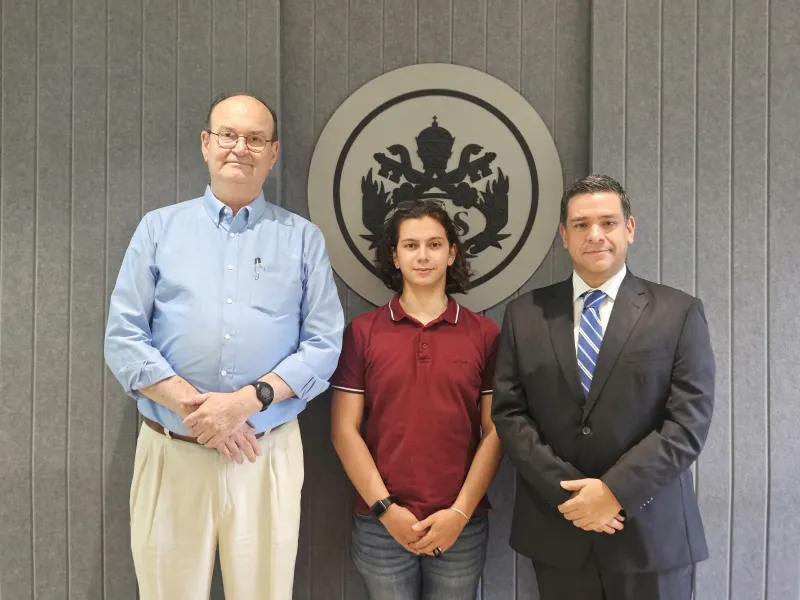En la foto de izquierda a derecha: Vicente Durán Casa, SJ, rector de la Seccional; Santiago Loaiza González, estudiante delegado Consejo Directivo de la Seccional y Pablo Rubén Vernaza, secretario general de la Seccional. En la foto de izquierda a derecha: Vicente Durán Casa, SJ, rector de la Seccional; Santiago Loaiza González, estudiante delegado Consejo Directivo de la Seccional y Pablo Rubén Vernaza, secretario general de la Seccional.