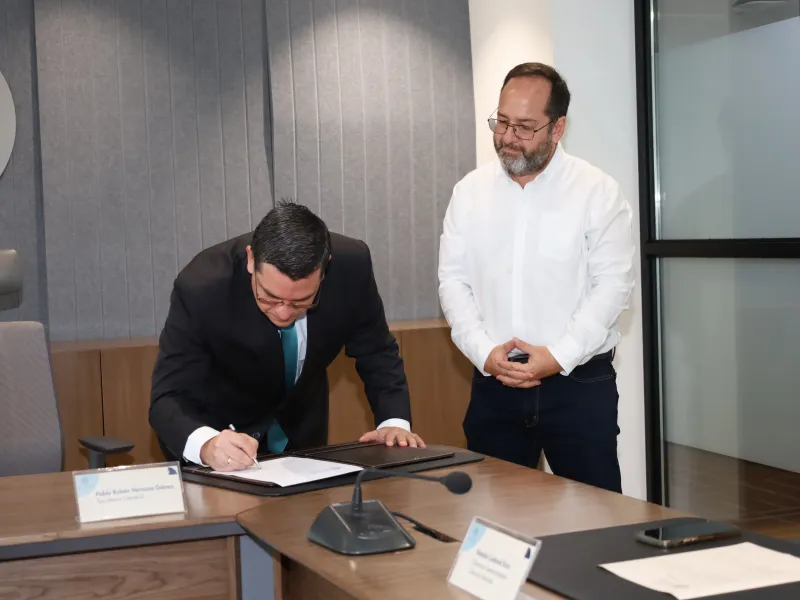 De izquierda a derecha: Pablo Rubén Vernaza, secretario general y Alejandro Sánchez López de Mesa, director del Programa de Ciencia Política.