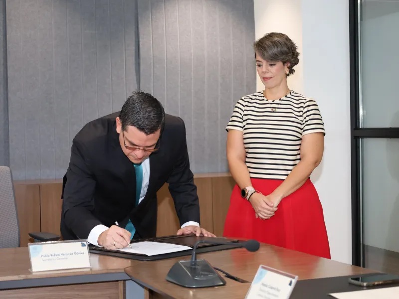 De izquierda a derecha: Pablo Rubén Vernaza, secretario general y Andrea Sánchez Quijano, directora del Programa de Derecho.